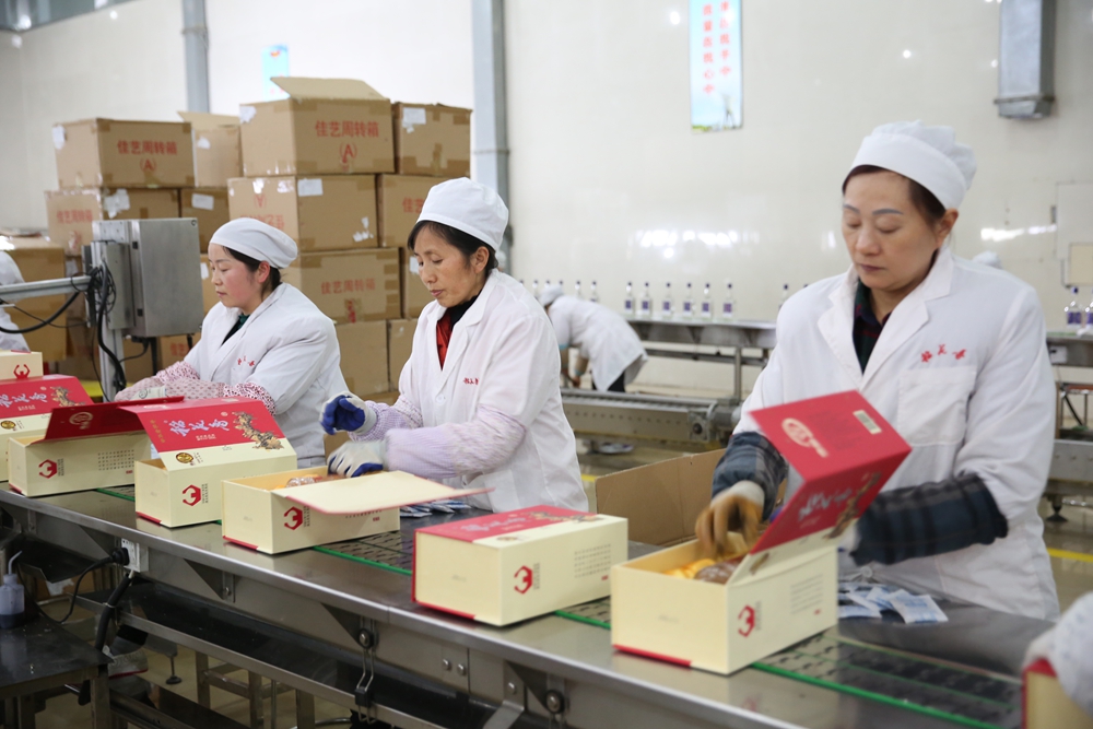 2 员工正在加紧给市场热销的珍品一号装盒.JPG