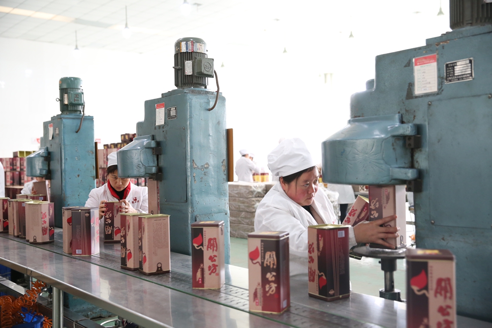 3 关公坊精制产品经过封装后即将与武汉市民见面.JPG