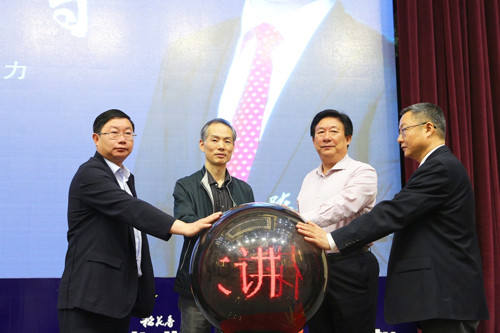 2 张兴东、彭承勇、蔡宏柱、蔡开云共同触摸水晶球.jpg