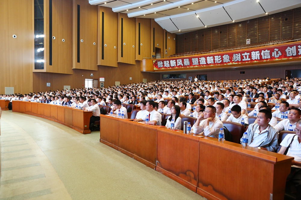 3 参会人员认真听会 .jpg