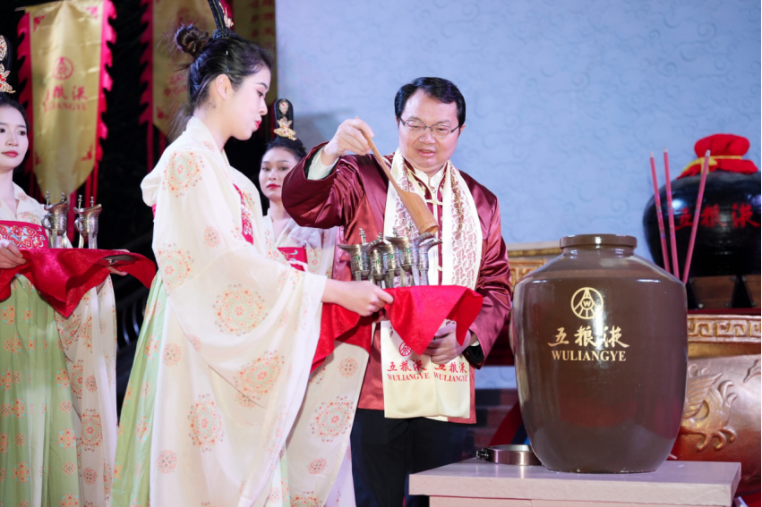 定审-【祭祀大典深度】致敬中华酒文化 书写和美新篇章 从五粮液祭祀大典看中国白酒内核驱动力165.png