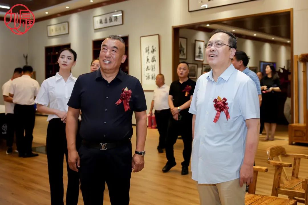 董事长和柳静安参观.jpg