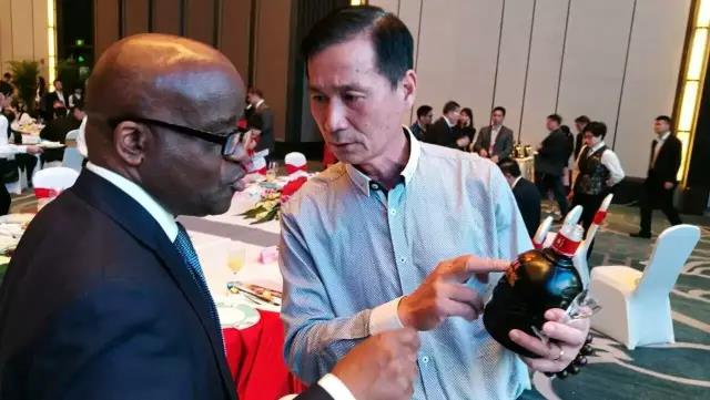 3、澳大利亚徽商总会项翔会长向肯尼亚驻华大使馆大使金扬九伊推介古井贡酒.jpg