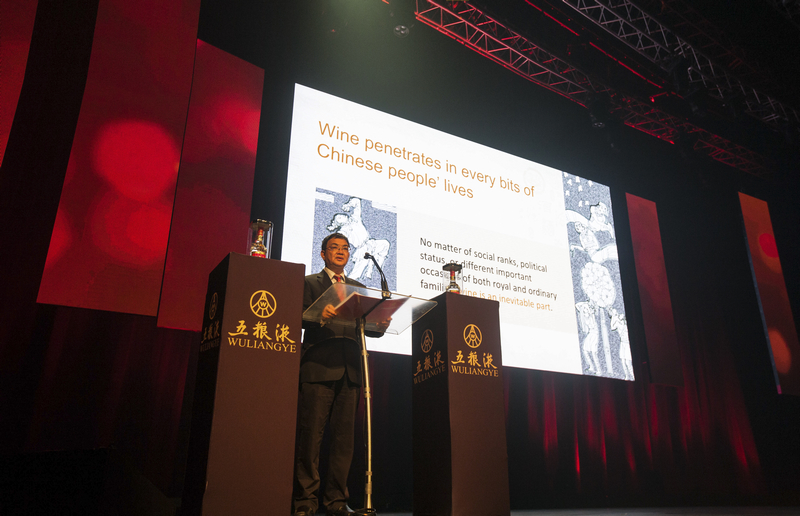 五粮液集团董事长唐桥介绍中国白酒文化.jpg