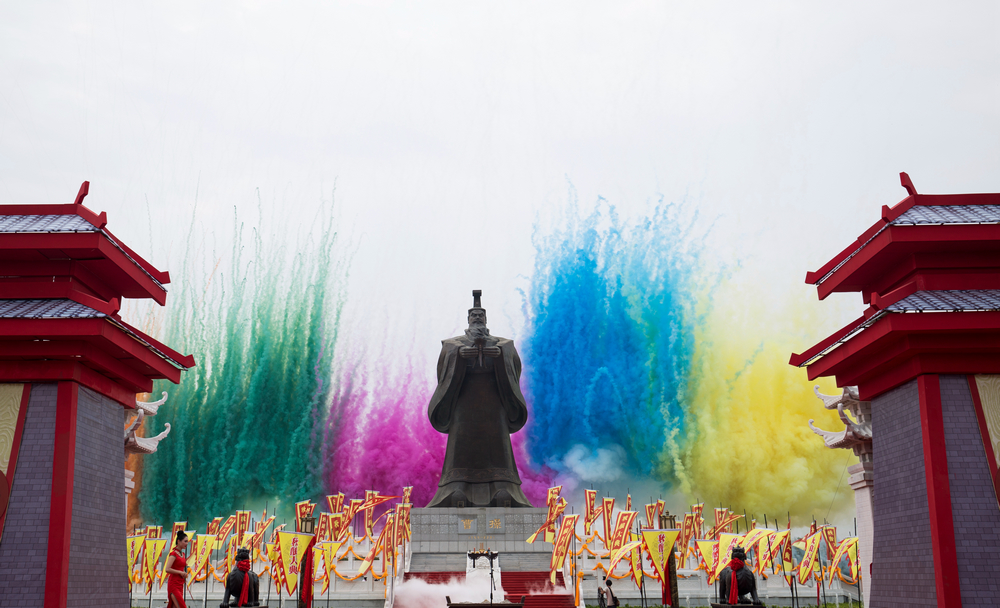 nEO_IMG_彩烟腾起 贡酒开酿.jpg