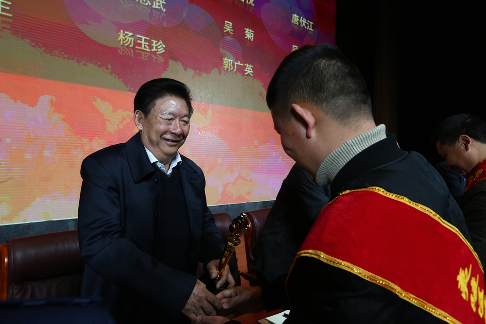 2 蔡宏柱为获奖代表颁奖.JPG