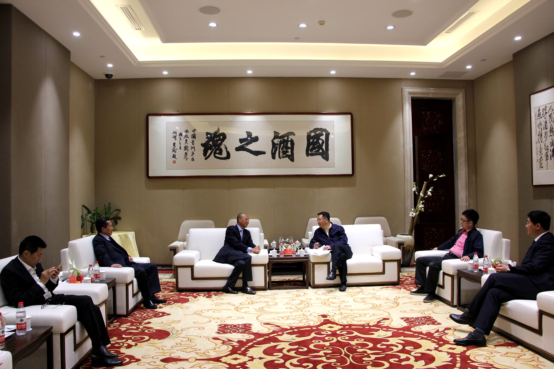 1茅台集团党委书记、总经理李保芳会见参加本次会议的股东代表 (2).jpg