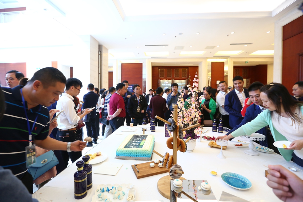 11 茶歇区人头攒动.jpg