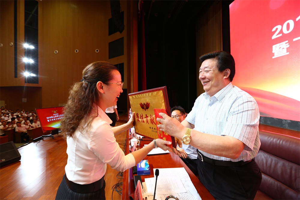 9 蔡宏柱为“最佳贡献奖”获奖单位颁奖.JPG