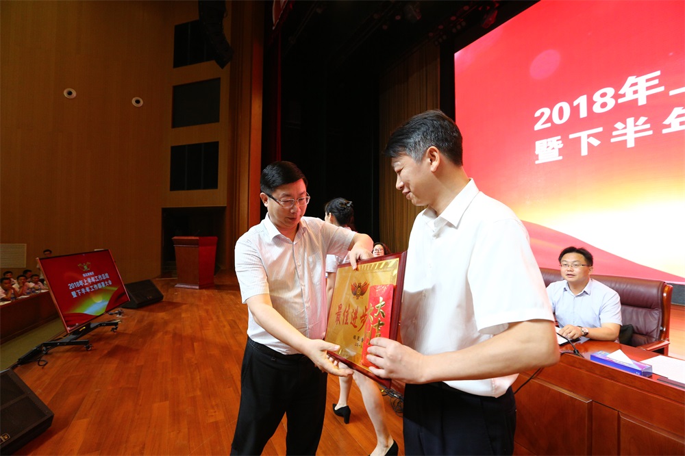 10 蔡开云为“最佳进步奖”获奖单位颁奖.JPG