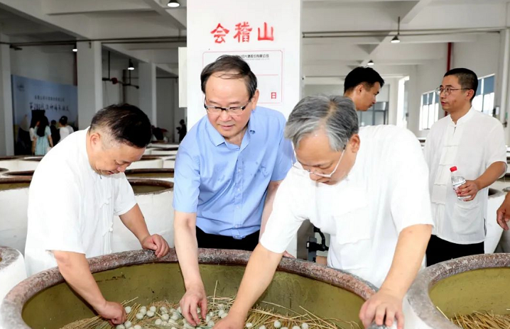 匠心传承 非遗筑梦 | 百年会稽山举行第280代酒种传承仪式，揭开2022年绍酒冬酿序幕