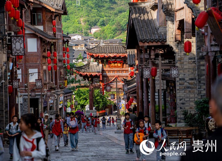 在仁怀，青石板路与古街两旁的酱酒坊交相呼应。人民网 阳茜摄