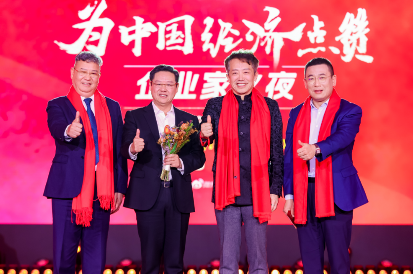 吴向东荣膺“2025十大经济年度人物”