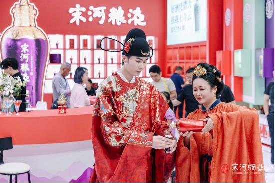 宋河再把“红场景”搬上糖酒会展台,背后藏着啥思考?