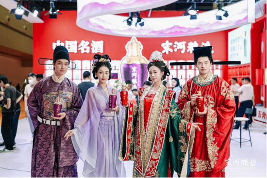 宋河再把“红场景”搬上糖酒会展台,背后藏着啥思考?