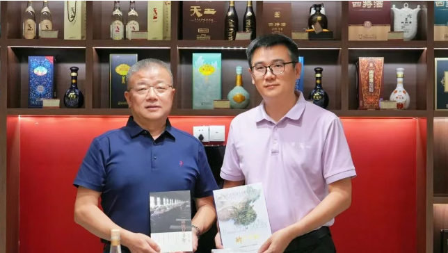 浓香鼻祖对话特香开创:泸州老窖赴四特酒交流调研,共探美酒长期主义