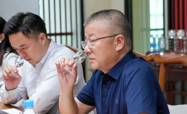 浓香鼻祖对话特香开创:泸州老窖赴四特酒交流调研,共探美酒长期主义